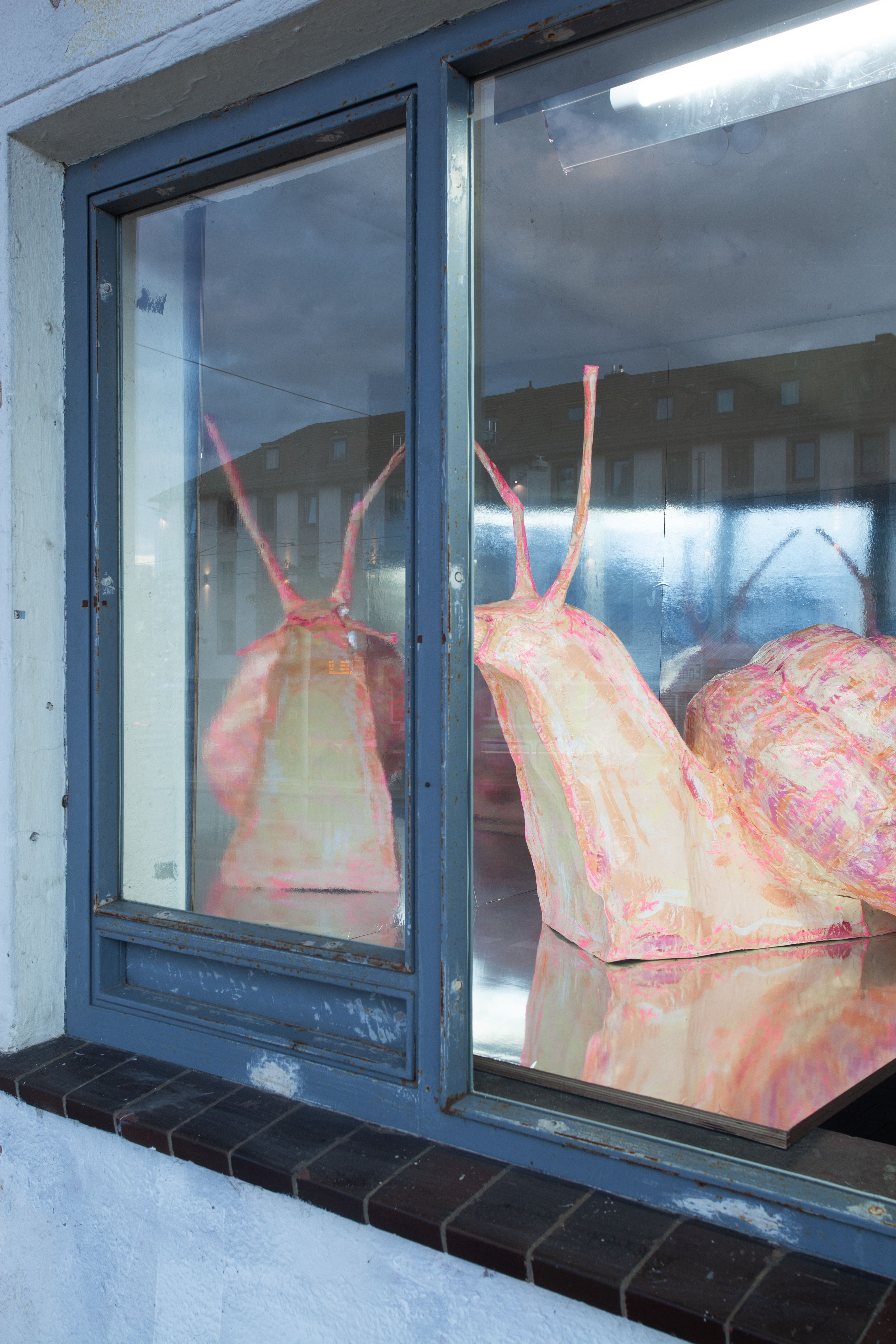 Schnecke aus Pappmache im Fenster